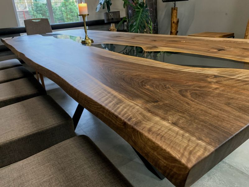Купити Table wood and epoxy resin Nussbaum-Fluss від MAIIMO