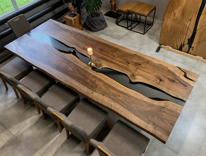 Купити Table wood and epoxy resin Nussbaum-Fluss від MAIIMO