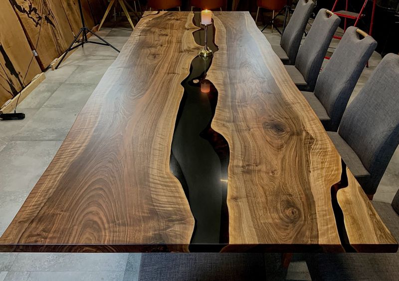 Купити Table wood and epoxy resin Nussbaum-Fluss від MAIIMO